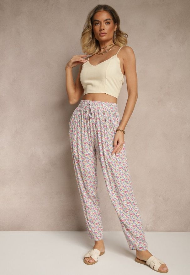 Renee - Białe Spodnie z Wiskozy High Waist w Kwiatowy Wzór Liosena. Okazja: na co dzień. Stan: podwyższony. Kolor: biały. Materiał: wiskoza. Wzór: kwiaty. Styl: casual