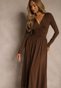 Renee - Brązowa Taliowana Sukienka Longsleeve z Wiskozą z Marszczeniem i Dekoltem V Elirie. Okazja: na randkę, na imprezę. Kolor: brązowy. Materiał: wiskoza. Długość rękawa: długi rękaw. Typ sukienki: oversize #5