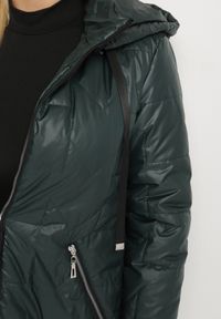 Born2be - Ciemnozielona Pikowana Kurtka Ozdobiona Pikowaniem z Odpinanym Kapturem Falerosa. Okazja: na co dzień, na spacer. Kolekcja: plus size. Kolor: zielony. Materiał: jeans. Wzór: aplikacja. Styl: casual #2