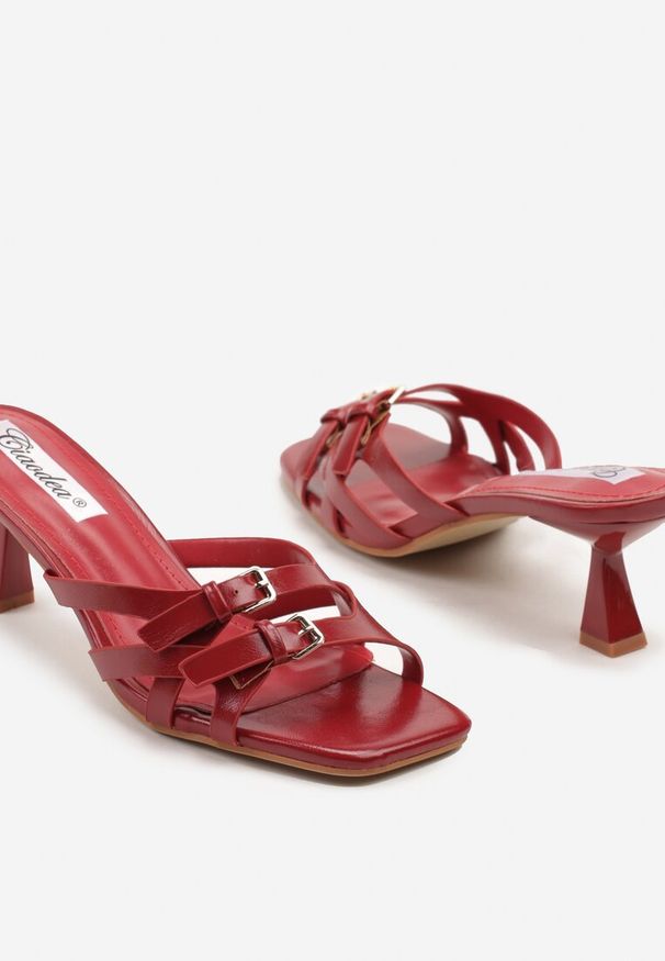 Born2be - Czerwone Klapki na Szpilce Kaczuszce z Ozdobnymi Paskami i Klamrą Evelsedi. Okazja: na co dzień, na imprezę. Kolor: czerwony. Materiał: jeans. Wzór: paski. Obcas: na szpilce. Styl: klasyczny, elegancki, casual