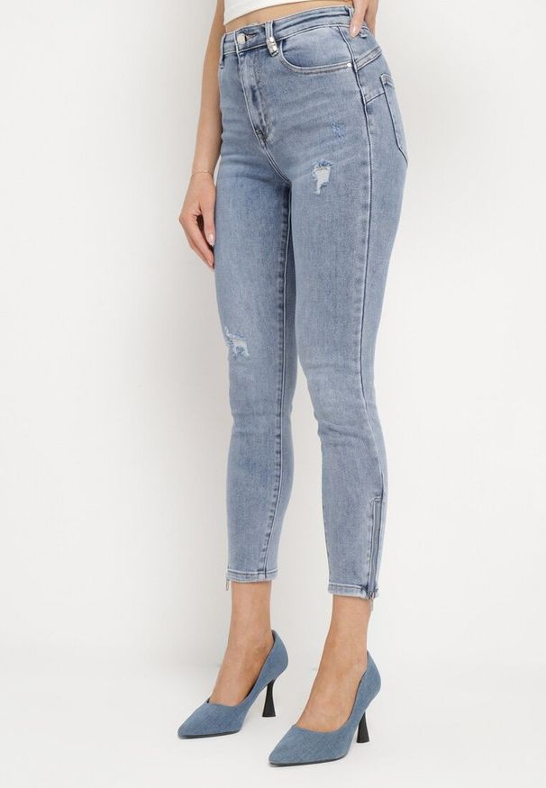 Born2be - Jasnoniebieskie Bawełniane Jeansy Skinny z Przetarciami Erliaxa. Kolor: niebieski. Styl: klasyczny
