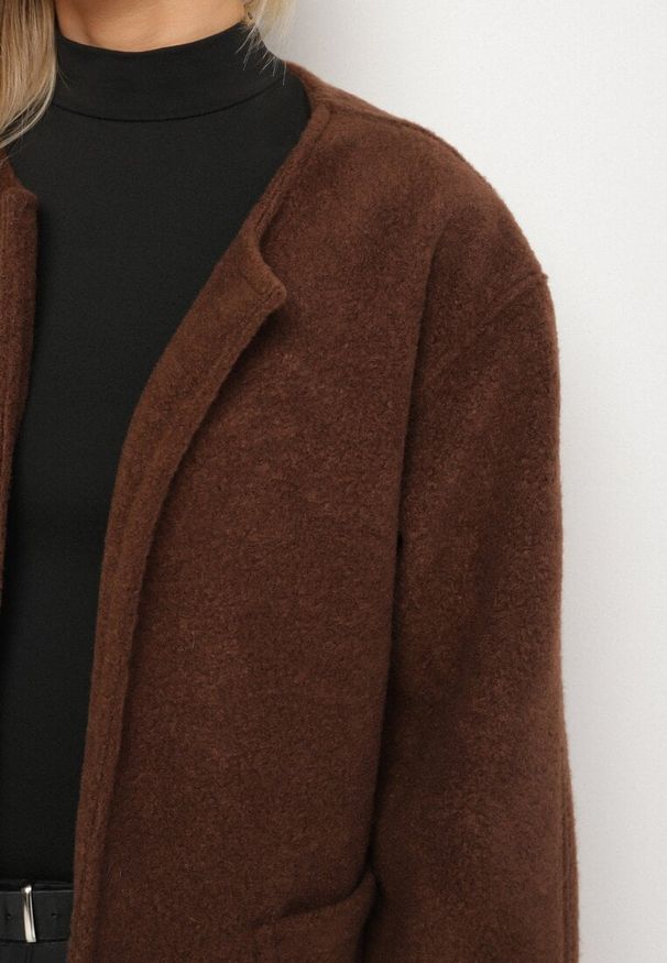 Born2be - Brązowa Niezapinana Kurtka Pudełkowa ze Wsuwanymi Kieszeniami Unenna. Okazja: na co dzień. Kolor: brązowy. Materiał: poliester, jeans. Styl: casual, elegancki