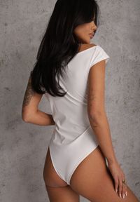 Renee - Białe Body o Asymetrycznym Kroju z Marszczeniem Asintlia. Okazja: na co dzień, do pracy. Kolor: biały. Styl: casual, elegancki #6