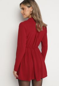 Born2be - Bordowa Asymetryczna Sukienka o Koszulowym Kroju z Gumką w Talii Elodina. Kolor: czerwony. Długość rękawa: długi rękaw. Typ sukienki: asymetryczne, koszulowe. Styl: sportowy, elegancki #4