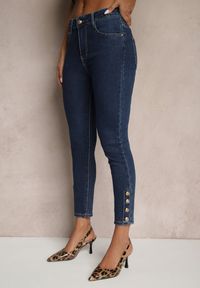 Renee - Granatowe Jeansy Skinny Ozdobione Guzikami Przy Kostce Selzedis. Kolor: niebieski. Wzór: aplikacja. Styl: elegancki, klasyczny #3