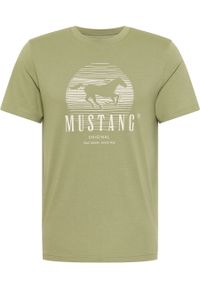 Mustang - MUSTANG ALEX C PRINT MĘSKI T-SHIRT KOSZULKA LOGO NADRUK OIL GREEN 1013803 6273. Wzór: nadruk #4