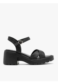 Ryłko - Czarne sandały na masywnym spodzie. Kolor: czarny. Materiał: skóra. Styl: street