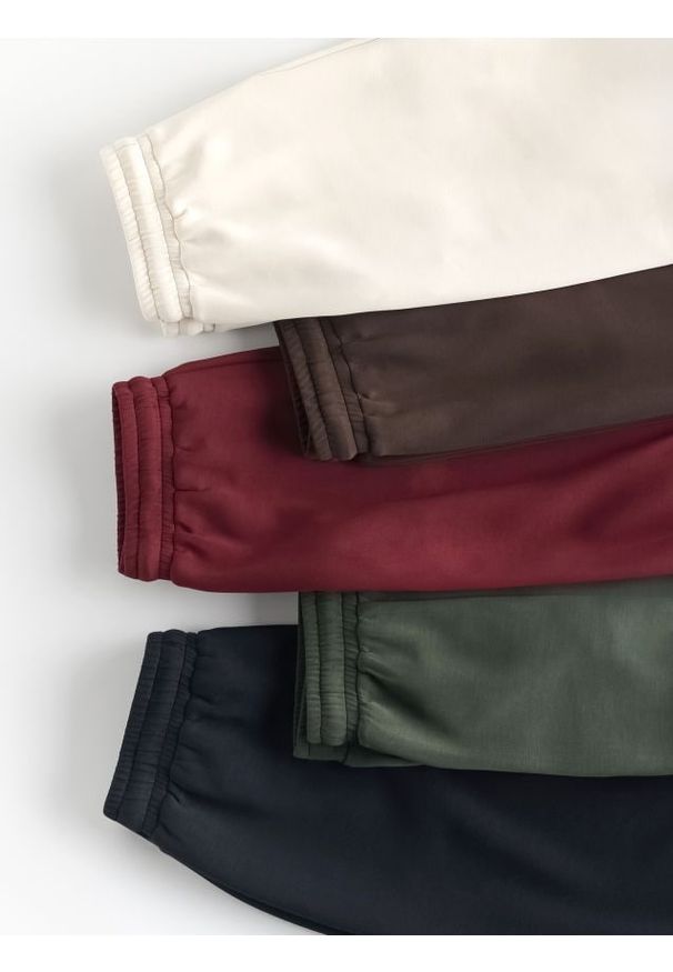 Reserved - Joggery z modalem - beżowy. Kolor: beżowy. Materiał: dzianina