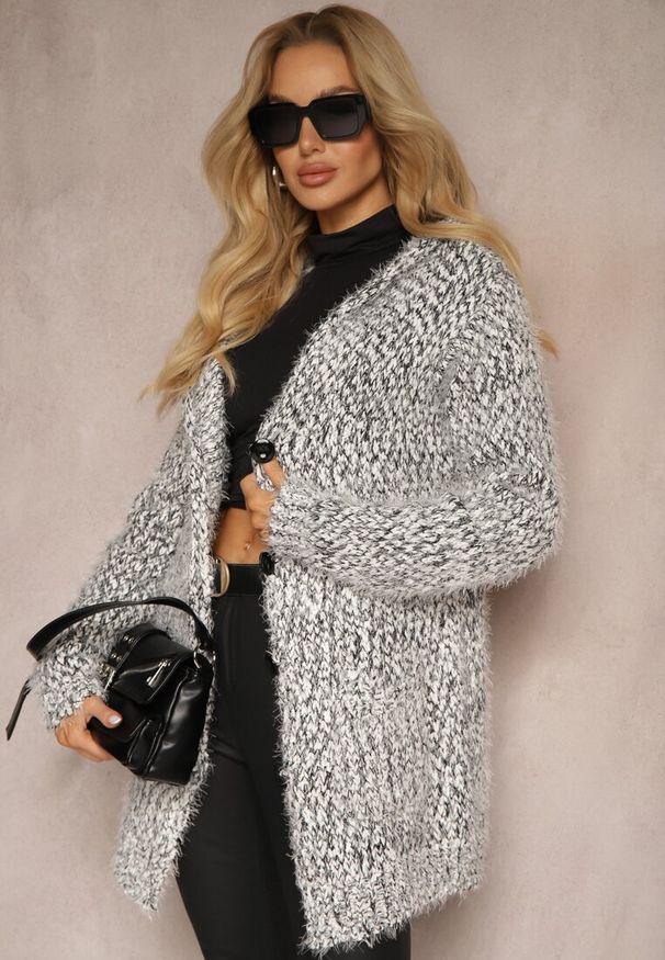 Renee - Czarno-Biały Zapinany Kardigan z Kapturem i Kieszeniami Naustinas. Okazja: na co dzień. Typ kołnierza: kaptur. Kolor: czarny. Materiał: jeans. Styl: casual