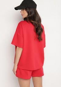 Born2be - Czerwony Komplet Oversize z Wiskozą T-shirt i Szorty z Nadrukiem Liravella. Kolor: czerwony. Materiał: wiskoza. Wzór: nadruk #7