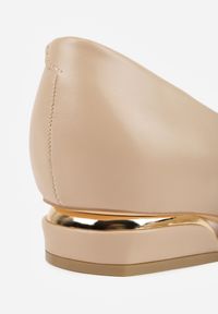 Born2be - Beżowe Czółenka Vices ze Skórzaną Wkładką Zdobione Metaliczną Aplikacją Daisse. Okazja: na co dzień, na spotkanie biznesowe, na ślub cywilny, do pracy, na wesele. Kolor: beżowy. Materiał: skóra. Wzór: aplikacja. Obcas: na obcasie. Styl: glamour, biznesowy, casual, klasyczny, wizytowy. Wysokość obcasa: niski #7