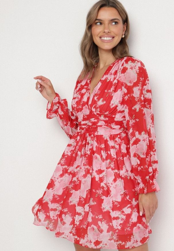 Born2be - Czerwona Sukienka Rozkloszowana w Kwiaty Aclia. Okazja: na ślub cywilny, na imprezę, na wesele. Kolor: czerwony. Wzór: kwiaty