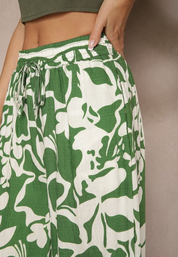 Renee - Zielone Spodnie o Szerokim Kroju High Waist w Kwiaty Nelrive. Okazja: na spacer, na co dzień. Stan: podwyższony. Kolor: zielony. Wzór: kwiaty. Styl: klasyczny, casual, elegancki