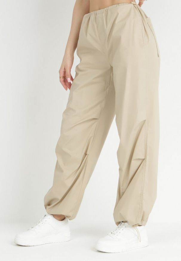 Born2be - Beżowe Spodnie Spadochronowe ze Stoperami Wakely. Stan: podwyższony. Kolor: beżowy. Materiał: tkanina, bawełna. Wzór: jednolity, gładki