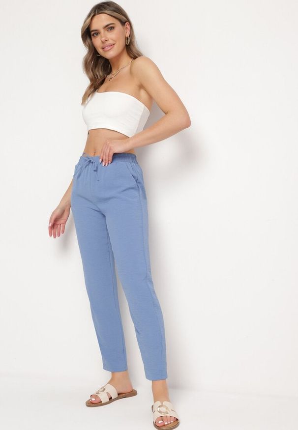 Born2be - Niebieskie Spodnie Wiązane Troczkiem w Pasie ze Zwężającymi się Nogawkami Starila. Okazja: na co dzień. Kolor: niebieski. Materiał: len. Styl: elegancki, wakacyjny, casual