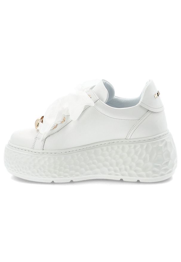 Sneakersy damskie Karino, cholewka ze skóry naturalnej licowej wiązanie z przodu szeroką wstążką metalowe detale zabudowany przód na grubszej podeszw. Okazja: na co dzień. Zapięcie: sznurówki. Kolor: biały. Materiał: skóra. Szerokość cholewki: normalna. Styl: elegancki, sportowy, casual