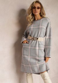 Renee - Szara Dzianinowa Sukienka Oversize z Naszytymi Kieszeniami w Kratę Deliuba. Kolor: szary. Materiał: dzianina. Wzór: aplikacja. Typ sukienki: oversize