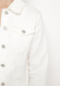 Born2be - Biała Bawełniana Kurtka Jeansowa Zapinana na Metalowe Guziki Auratia. Okazja: na co dzień, na spacer. Kolor: biały. Materiał: bawełna, jeans. Długość rękawa: długi rękaw. Długość: długie. Styl: klasyczny, casual #3