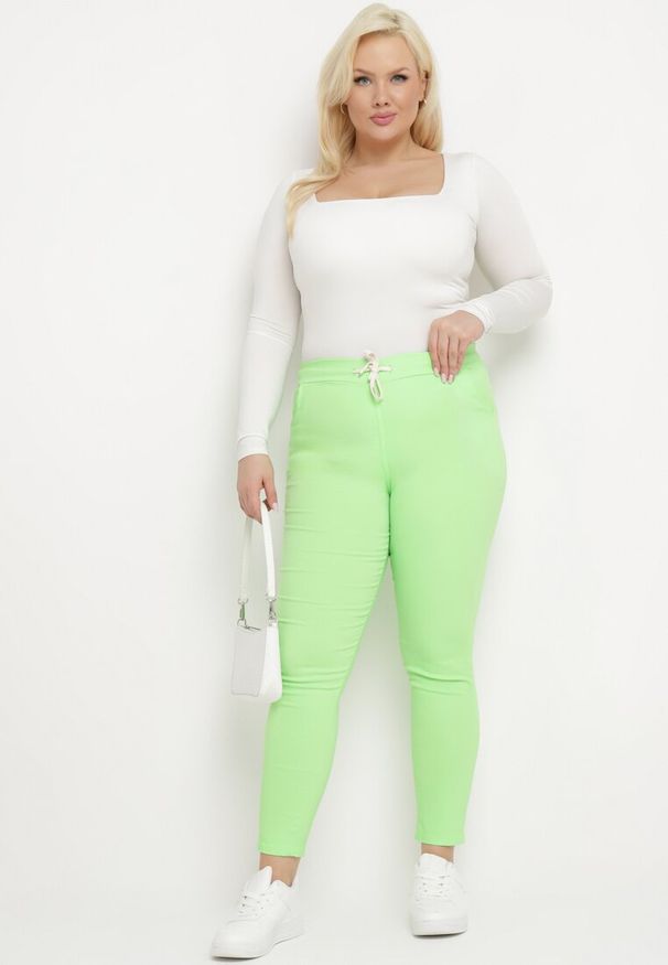 Born2be - Jasnozielone Spodnie z Wysokim Stanem oraz Gumką w Pasie i Regulowanymi Troczkami Berlioza. Okazja: na co dzień. Stan: podwyższony. Kolor: zielony. Styl: casual