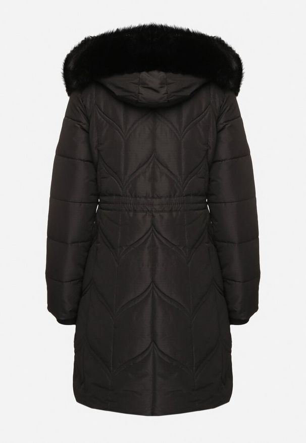 Born2be - Czarna Kurtka Pikowana o Długim Kroju z Kapturem z Futrem Ściągana w Talii Mazilie. Typ kołnierza: kaptur. Kolor: czarny. Materiał: futro. Długość rękawa: długi rękaw. Długość: długie. Styl: elegancki