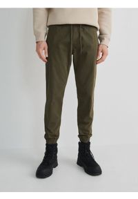 Reserved - Spodnie jogger slim fit - zielony. Kolor: zielony. Materiał: tkanina, bawełna #1