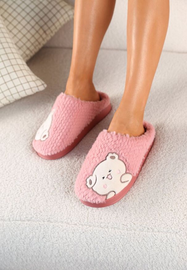 Born2be - Ciemnoróżowe Kapcie na Grubej Podeszwie z Haftowanym Wzorem Laonora. Okazja: do domu. Kolor: różowy. Wzór: haft. Styl: elegancki