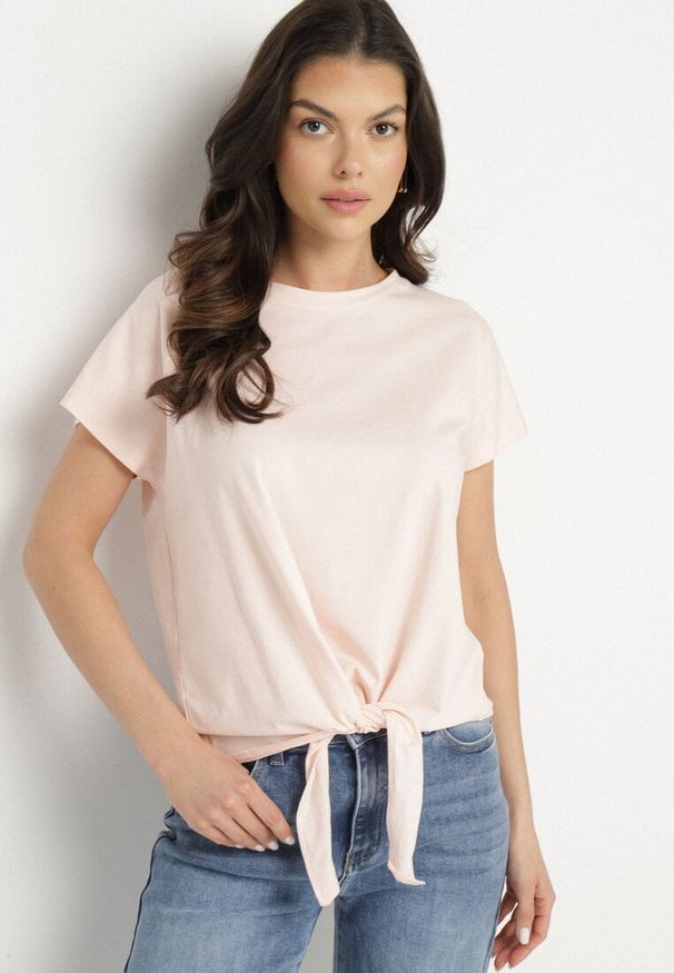 Born2be - Jasnoróżowy T-shirt z Bawełny z Ozdobnym Wiązaniem Sunitra. Okazja: na co dzień. Kolor: różowy. Materiał: bawełna. Sezon: wiosna, lato. Styl: klasyczny, casual