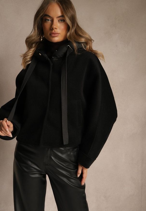 Renee - Czarna Nietoperzowa Kurtka Przejściowa z Kapturem Amiree. Okazja: na co dzień. Typ kołnierza: kaptur. Kolor: czarny. Materiał: dzianina. Długość: krótkie. Styl: casual