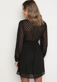 Born2be - Czarna Rozkloszowana Sukienka z Tkaniny Plumeti z Dekoltem w Serek Zeniasa. Okazja: na co dzień. Typ kołnierza: dekolt w serek. Kolor: czarny. Materiał: tkanina. Długość rękawa: długi rękaw. Styl: casual #4