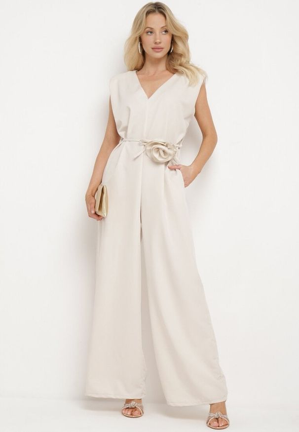 Born2be - Beżowy Wiązany Kombinezon z Prostymi Nogawkami i Wiskozą oraz Kwiatową Aplikacją Dimenna. Kolor: beżowy. Materiał: wiskoza. Wzór: aplikacja, kwiaty. Styl: elegancki