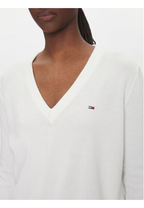 Tommy Jeans Sweter Essential DW0DW19888 Biały Regular Fit. Kolor: biały. Materiał: bawełna