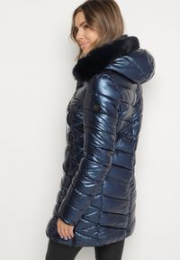 Born2be - Granatowa Pikowana Kurtka o Taliowanym Kroju z Kapturem z Futerkiem Naleanna. Okazja: na co dzień. Typ kołnierza: kaptur. Kolor: niebieski. Materiał: futro. Styl: casual #3