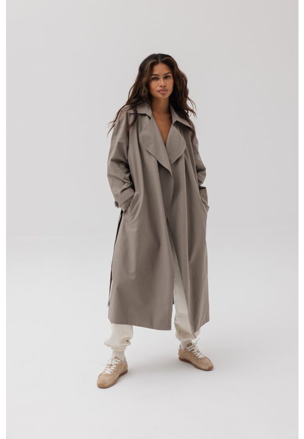 Marsala - Klasyczny bawełniany trencz w kolorze LIGHT KHAKI - VENICE-M/L. Okazja: na co dzień. Kolor: brązowy. Materiał: bawełna. Długość rękawa: długi rękaw. Długość: długie. Wzór: gładki. Styl: klasyczny