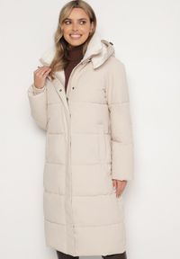 Born2be - Jasnobeżowa Długa Kurtka Pikowana z Odpinanym Kapturem i Kieszeniami Etarose. Okazja: na co dzień, na spacer. Kolor: beżowy. Materiał: jeans. Długość: długie. Styl: casual, elegancki #6