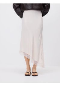 Reserved - Asymetryczna spódnica z koronką - kremowy. Kolor: kremowy. Materiał: koronka. Wzór: koronka