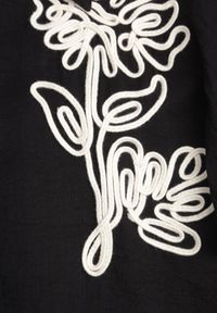 Born2be - Czarna Wiskozowa Koszula Nietoperzowa z Regulowanymi Rękawami i Haftem Maryrenna. Okazja: na co dzień. Kolor: czarny. Materiał: wiskoza. Wzór: haft. Styl: elegancki, klasyczny, casual #2