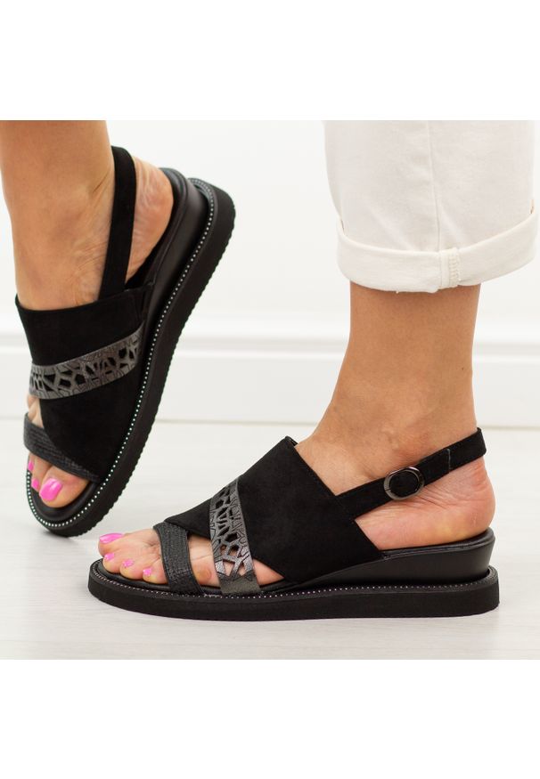 Czarne zamszowe sandały damskie na koturnie Jezzi 2267-13. Okazja: na co dzień, na spacer. Kolor: czarny. Materiał: zamsz. Sezon: lato. Obcas: na koturnie. Styl: casual, klasyczny, elegancki
