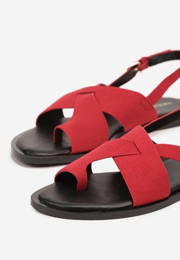 Born2be - Czerwone Sandały Vices w Stylu Japonek Melavella. Okazja: na co dzień. Zapięcie: sprzączka. Kolor: czerwony. Sezon: lato. Styl: casual