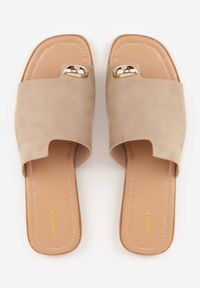 Born2be - Ciemnobeżowe Klapki VICES na Płaskiej Podeszwie z Paskiem na Palec i Aplikacją Oriphite. Okazja: na co dzień. Kolor: beżowy. Materiał: jeans, len. Wzór: aplikacja. Obcas: na płaskiej podeszwie. Styl: elegancki, wakacyjny, casual #6