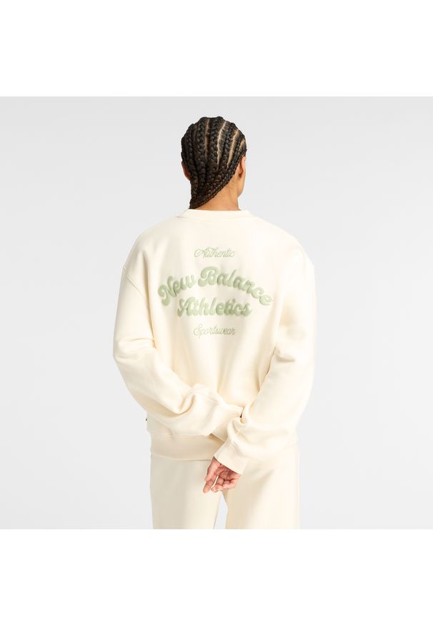 Bluza damska New Balance WT53516PEF – beżowa. Okazja: na co dzień. Kolor: beżowy. Materiał: poliester, materiał, dresówka, prążkowany, bawełna. Wzór: aplikacja, napisy. Styl: casual