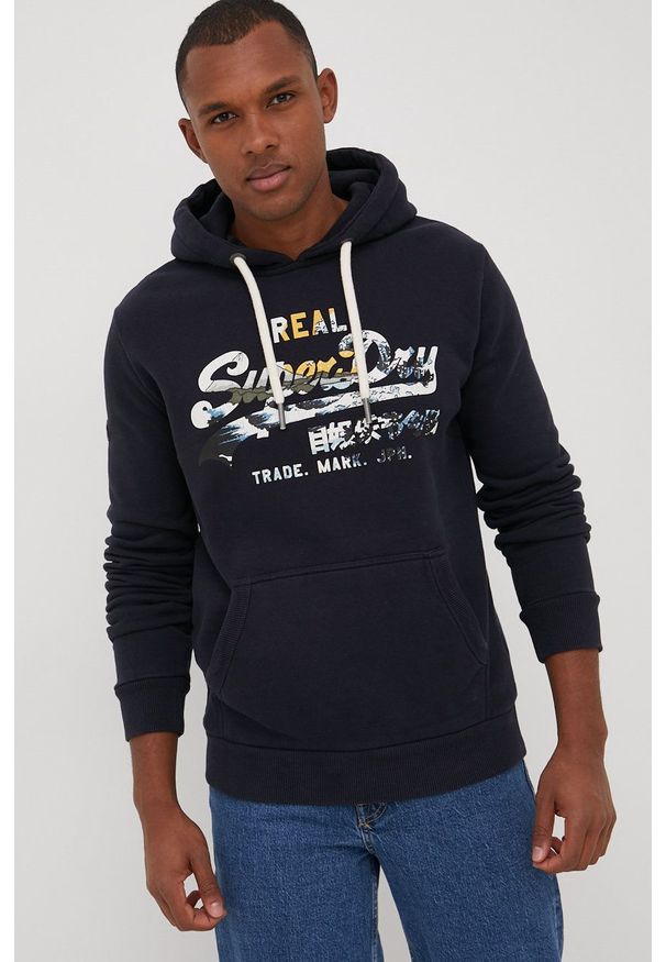 Superdry bluza męska kolor granatowy z kapturem z nadrukiem. Typ kołnierza: kaptur. Kolor: niebieski. Wzór: nadruk