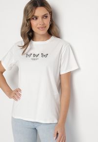 Born2be - Biała Bluzka Bawełniana Oversize z Krótkim Rękawem i Aplikacją z Motylami Lornil. Okazja: na co dzień, na spacer. Kolor: biały. Materiał: bawełna. Długość rękawa: krótki rękaw. Długość: krótkie. Wzór: aplikacja. Styl: klasyczny, elegancki, casual