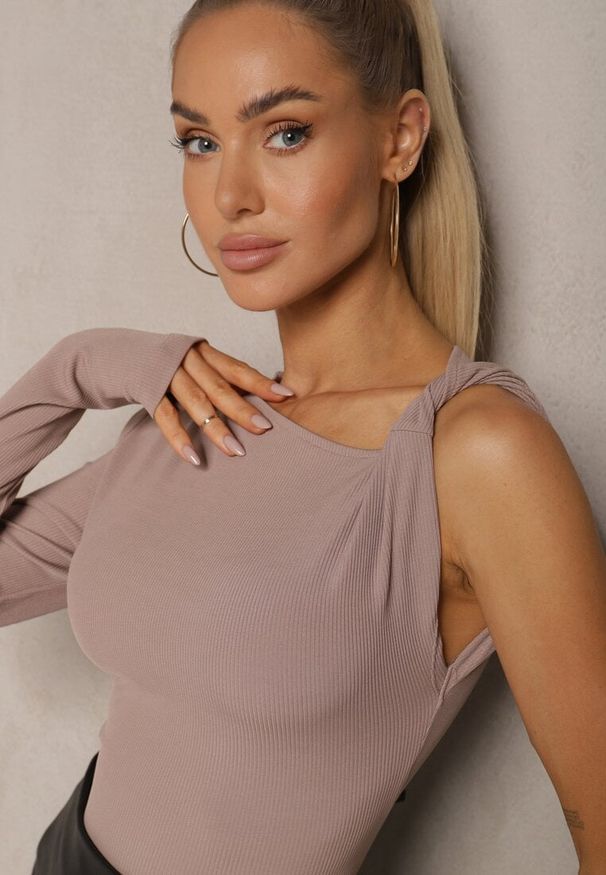 Renee - Beżowa Bluzka Dzianinowa z Jednym Długim Rękawem Banista. Okazja: na co dzień. Kolor: beżowy. Materiał: dzianina. Długość rękawa: długi rękaw. Długość: długie. Styl: casual, elegancki