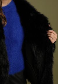 Born2be - Czarna Dwurzędowa Kurtka Futerko o Fasonie Oversize Asinella. Okazja: na randkę, na spacer, na co dzień. Kolor: czarny. Materiał: futro. Styl: casual #7