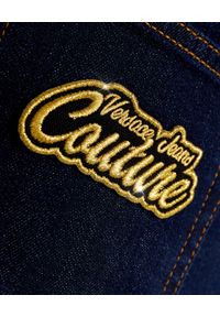 Versace Jeans Couture - VERSACE JEANS COUTURE - Niebieskie spodnie jeansowe. Kolor: niebieski. Długość: długie. Wzór: aplikacja