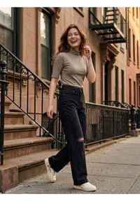 Sinsay - Prążkowana koszulka ze stójką - brązowy. Typ kołnierza: kołnierzyk stójkowy. Kolor: brązowy. Materiał: prążkowany