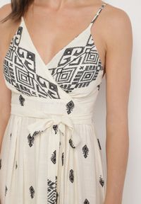 Born2be - Kremowo-Czarna Bawełniana Sukienka Rozkloszowana z Kopertowym Dekoltem i Wiązaniem Revevra. Okazja: na randkę, na co dzień. Typ kołnierza: dekolt kopertowy. Kolor: beżowy. Materiał: bawełna. Długość rękawa: na ramiączkach. Typ sukienki: kopertowe. Styl: casual #3