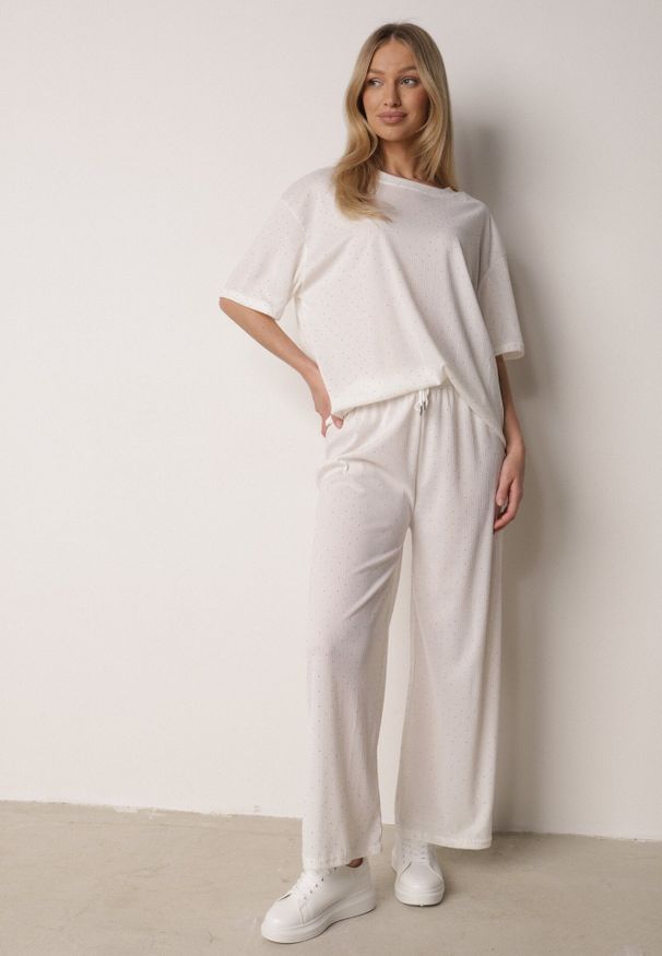 Born2be - Biały Komplet Oversize z Cyrkoniami T-shirt i Spodnie Arnatea. Kolor: biały. Wzór: aplikacja