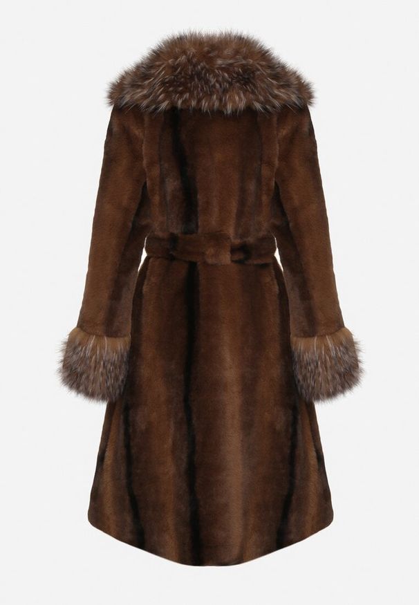 Born2be - Brązowy Futrzany Płaszcz z Paskiem i Ozdobnym Kołnierzem i Rękawami Ceneffa. Okazja: na co dzień. Typ kołnierza: golf. Kolor: brązowy. Materiał: futro. Długość rękawa: długi rękaw. Długość: długie. Styl: casual, klasyczny, elegancki