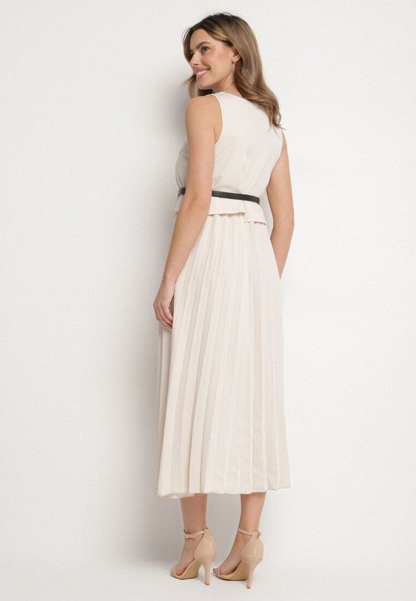 Born2be - Beżowa Sukienka Bez Rękawów z Plisami i Paskiem z Klamrą Iffale. Okazja: na spacer, na co dzień. Kolor: beżowy. Długość rękawa: bez rękawów. Styl: casual, klasyczny